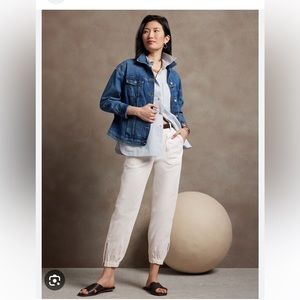 White Banana republic mid rise chino jogger pant. NWT